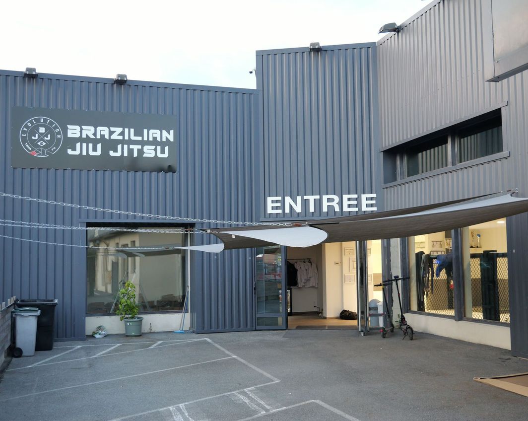Entrée de la salle Fight Evolution 74 à Vétraz-Monthoux
