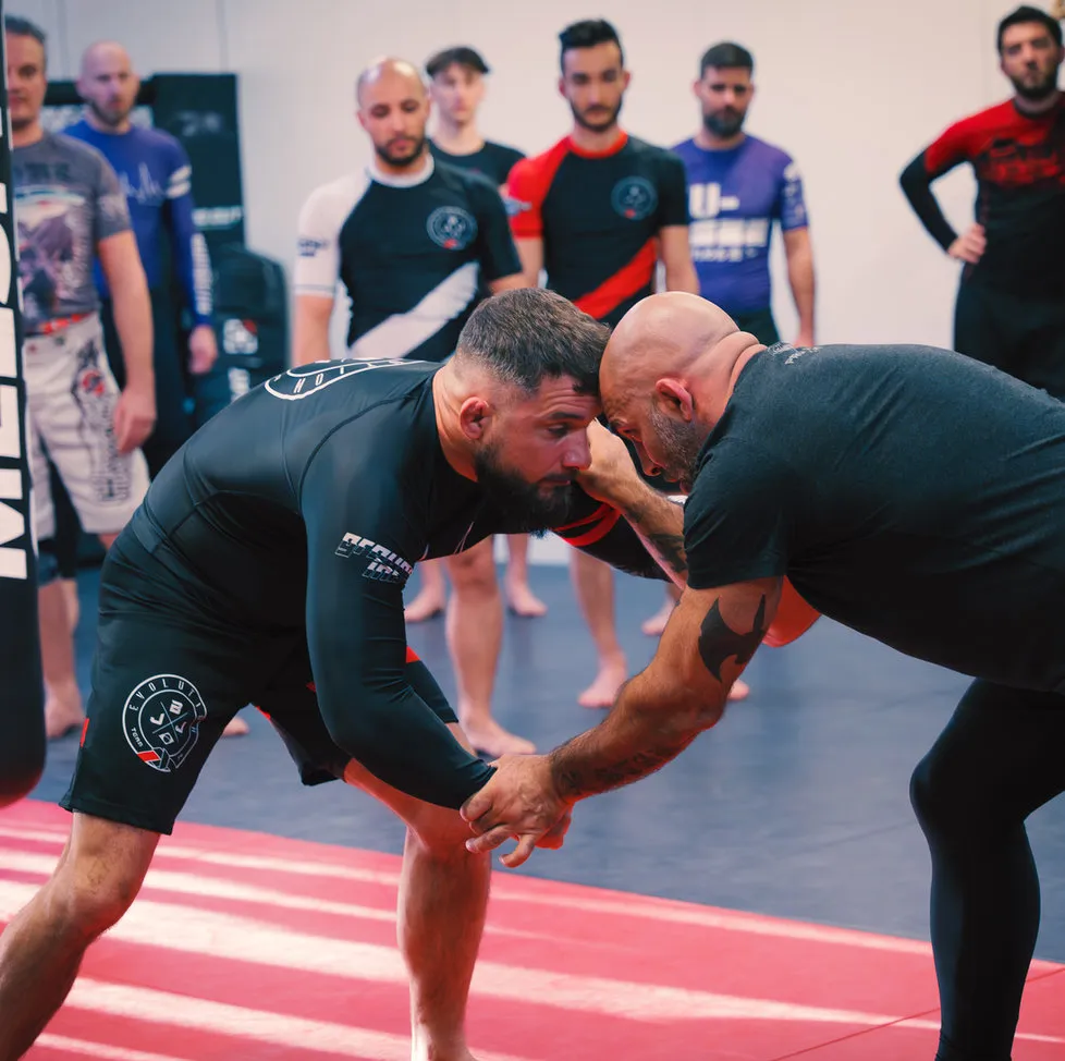 Entraînement de grappling debout au club Fight Evolution 74